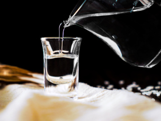 老白干酒净利跌逾四成，大众酒放量回暖