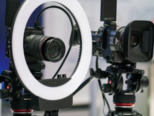 19岁女生在直播间消费1700万，谁在“助推”团播的高额打赏？