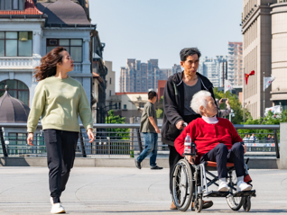 长护险全国推开后，普惠保险如何补上“保基本”之外的缺口？