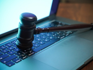 界面快评 | 13人“斗狠”被拘，直播间绝不能沦为流量与底线的角斗场