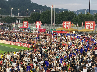 今年村超“静悄悄”，但它正成为当地经济的一台“发动机”