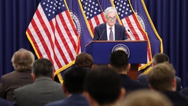 降息可能要等更久！美联储内部分歧创34年之最，鲍威尔留任加剧政策不确定性