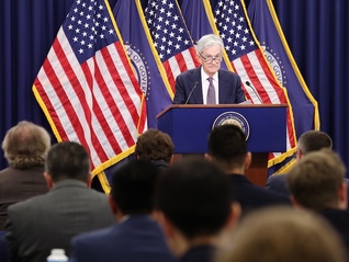 降息可能要等更久！美联储内部分歧创34年之最，鲍威尔留任加剧政策不确定性