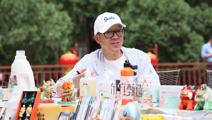 俞敏洪；东方甄选；没领工资；股权兑现；三个方面