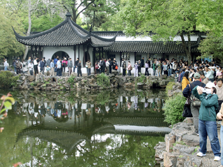 聚焦服务业和重大工程项目，政治局会议重磅定调扩内需